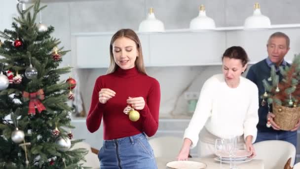 Mujer Decorando Árbol Navidad Familia Preparándose Para Navidad Mujer Decorando — Vídeos de Stock