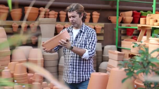 Potret Pemilik Rumah Kaca Yang Berpengalaman Memilih Pot Untuk Tanaman — Stok Video