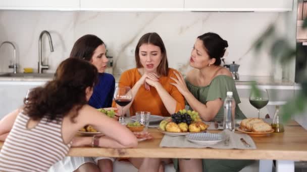 Gezellige Huisbijeenkomsten Attente Vrouwelijke Vrienden Troosten Ondersteunen Overstuur Vrouw Bespreken — Stockvideo