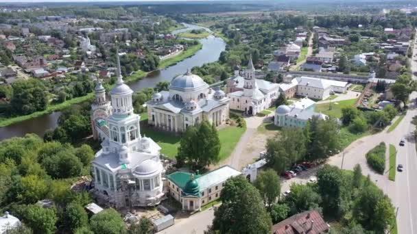 ロシアのBorisoglebsky男性修道院とTorzhok市の絵のような街の風景 — ストック動画