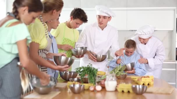 Matlagning Lektion Berättar Kvinnlig Kock Barn Kulinariska Regler Kille Assistent — Stockvideo