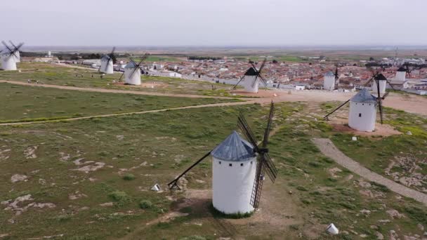 Luchtfoto Van Een Groep Windmolens Woonwijken Stad Campo Criptana Spanje — Stockvideo