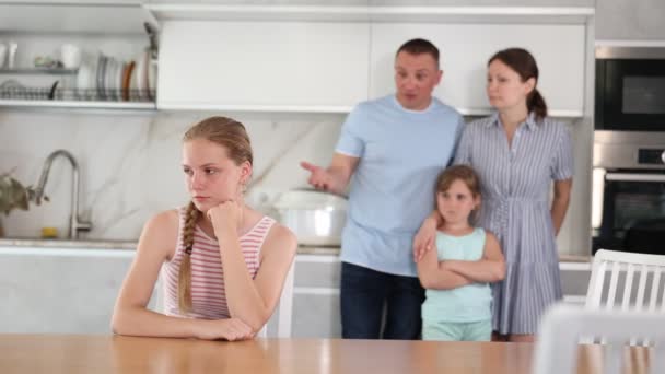 Pai Mãe Gritando Com Filha Adolescente Cozinha Casa — Vídeo de Stock