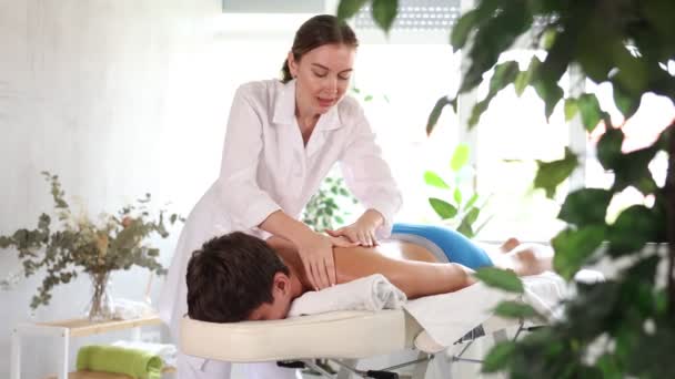 Massagista Jovem Casaco Branco Faz Massagem Traseira Paciente Imagens Alta — Vídeo de Stock