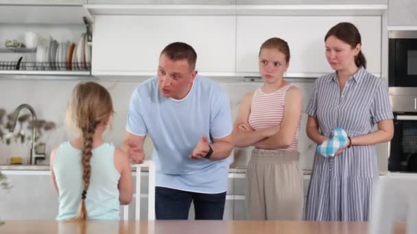 Γονείς Και Μεγαλύτερη Αδελφή Μαλώνουν Κόρη Στο Σπίτι Κουζίνα — Αρχείο Βίντεο