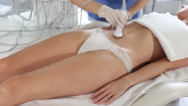 Jovem Cosmetologista Realiza Procedimento Hardware Para Ultra Som Massagem Abdominal — Vídeo de Stock