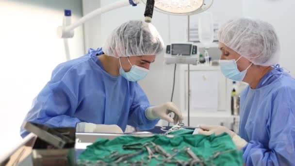 Молодой Человек Профессиональный Ветеринар Занимается Хирургической Операцией Ветеринарной Клинике Квалифицированной — стоковое видео