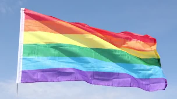 Hbtq Flagga Viftar Mot Den Blå Himlen Närbild — Stockvideo