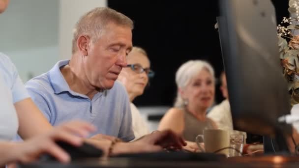 Anciano Preocupado Sentado Junto Computadora Junto Con Otros Asistentes Cursos — Vídeos de Stock