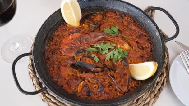Delicious Tradisional Valencia Seafood Paella Hidangan Nasi Gurih Dengan Udang — Stok Video
