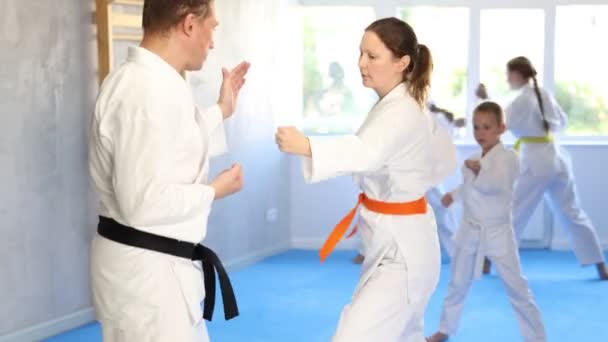 Kobieta Kimono Kolorowy Pas Ćwiczy Karate Punch Blok Podczas Lekcji — Wideo stockowe