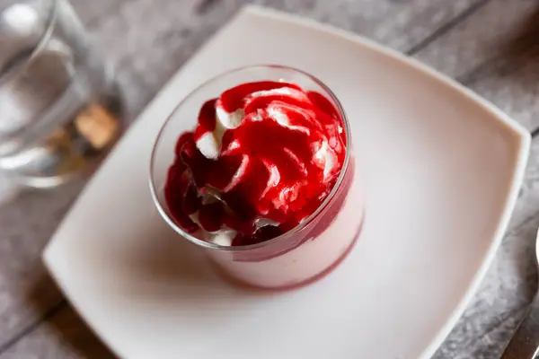 Sweet Dessert Raspberry Mousse Made Fermented Milk Product Addition Raspberry — Stock Photo, Image