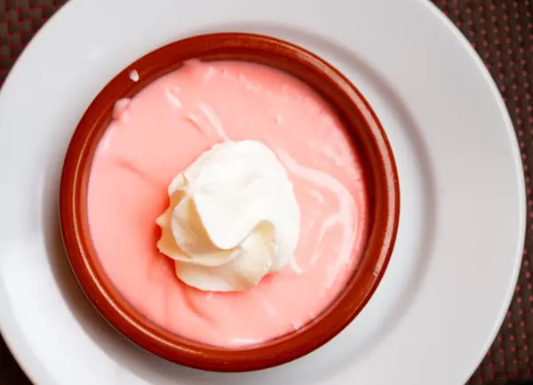 ラズベリージャムを加えた発酵乳製品から作られた甘いデザートラズベリームース 穏やかにクリーミーな色とラッシュテクスチャ ホイップクリームで飾られたデザート ロイヤリティフリーのストック画像