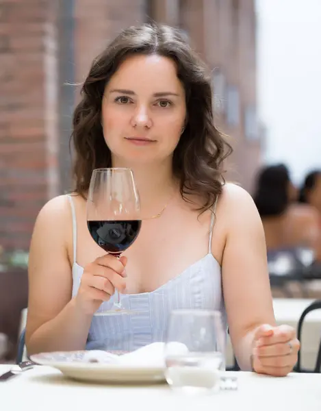 Mujer Joven Con Copa Vino Tinto Sentado Restaurante Aire Libre Imagen De Stock