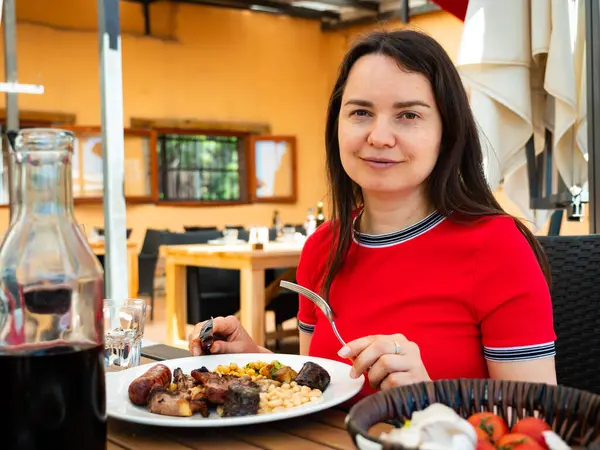 Mujer Sentada Mesa Restaurante Catalán Comiendo Plato Tradicional Español Parillada Imagen De Stock