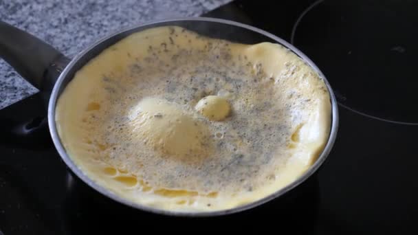 Приготування Смаженого Омлету Травами Сковороді Сніданок — стокове відео