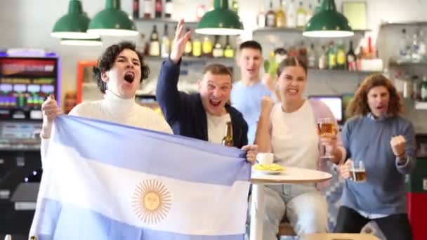 Radostní Fanoušci Argentinského Týmu Slaví Vítězství Nočním Baru — Stock video