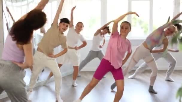 Girl Teen Performs Modern Dances Repeats Movements Unrecognizable Teacher Together — Vídeo de stock