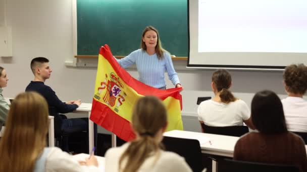 Guru Wanita Dewasa Menunjukkan Bendera Spanyol Pada Siswa Rekaman Berkualitas — Stok Video