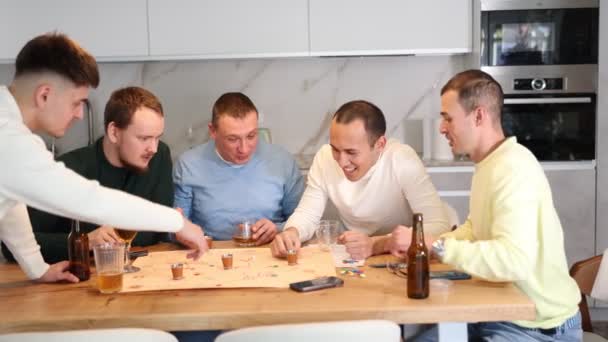 Kahkahalar Arasında Arkadaşlarıyla Mutfağında Bekarlar Toplantısında Rekabetçi Masa Oyununda Alkollü — Stok video