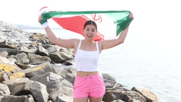 Молодая Женщина Побережье Позирует Флагом Ирана Высококачественные Кадры — стоковое видео