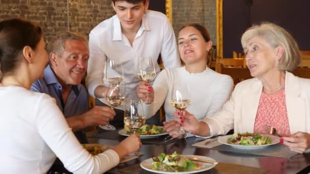 즐거운 아늑한 레스토랑에서 친구와 시간을 보내고 테이블에 와인과 가벼운 식사를 — 비디오