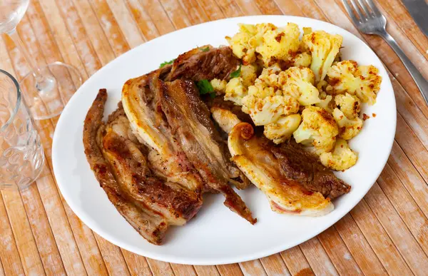 Delicious Roasted Lamb Cauliflower Served Platter — Stock Photo, Image
