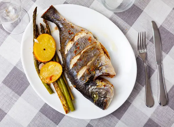 Appetizing Baked Dorada Fish Disajikan Dengan Kentang Dan Asparagus Piring Stok Gambar