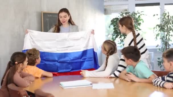 교실에서 Preteens 여학생 여학생 동안의 국기를 선생님 — 비디오