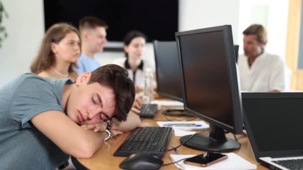 Durante Pausa Entre Aulas Cursos Informática Estudante Sexo Masculino Exausto — Vídeo de Stock