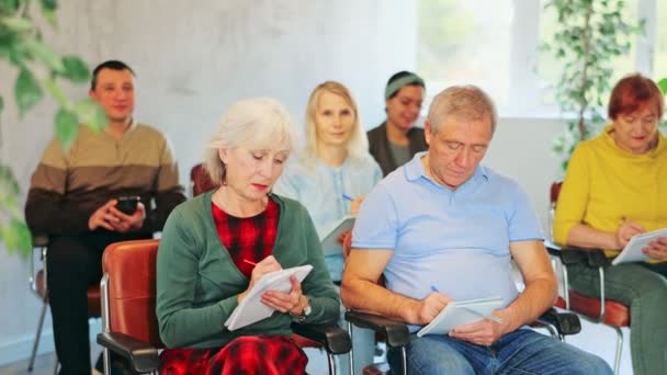 Positive Interested Elderly People Listening Attentively Taking Notes Lesson Language — Stock Video