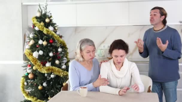 크리스마스 여자는 남편과 싸우는 편안함 근처에 앉아있다 어머니는 형제와 변화를 — 비디오