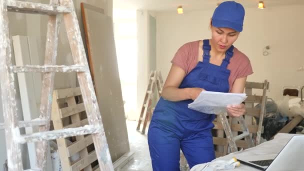 Mujer Asiática Trabajador Construcción Comprobar Documentos Uso Ordenador Portátil Durante — Vídeo de stock