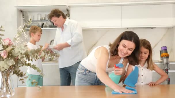 有两个孩子在厨房打扫卫生的快乐家庭 — 图库视频影像