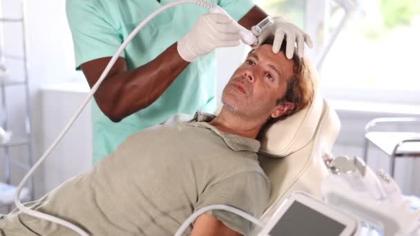 Besöket Kosmetologiska Kontoret Genomgår Klienten Man Ansiktshud Fuktgivande Förfarande Med — Stockvideo