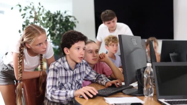 Teenage Boy Sedí Stolu Používá Počítač Během Hodiny Informatiky Učitel — Stock video