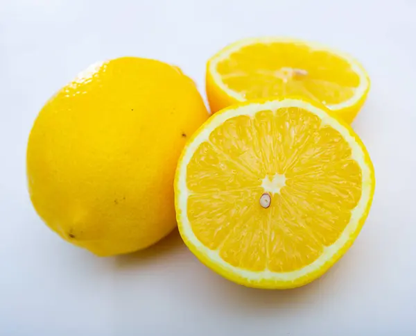 Sappige Verse Zure Citroen Fruit Closeup Geïsoleerde Witte Achtergrond Stockfoto