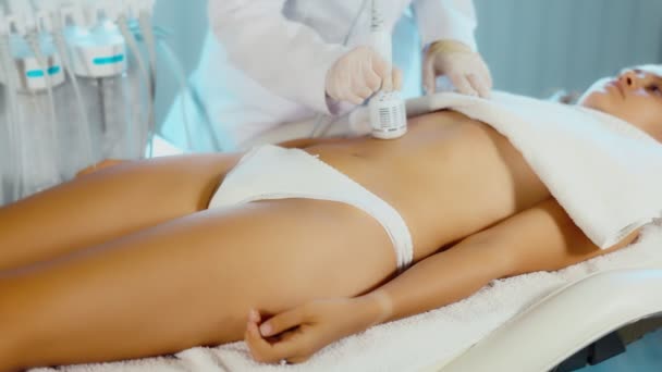 Aesthetician Administering Cold Hammer Therapy Help Tighten Skin Promoting Elasticity — 图库视频影像