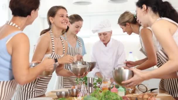Podczas Spotkania Przyjaciółmi Kursach Kulinarnych Młoda Kobieta Odwiedzający Miłą Rozmowę — Wideo stockowe