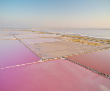 Deniz tuzu gölü. Eşsiz doğa bileşimi.