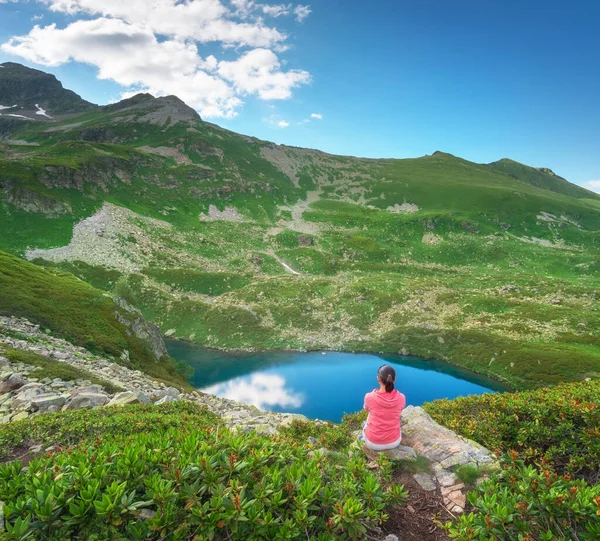 Krajobraz Kaukazu Dukka Jezioro Górach Osoba Natura Scena Podróży Relaksu — Zdjęcie stockowe