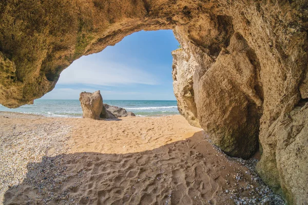 白天在海滨的岩洞里 自然组成 — 图库照片