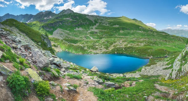 Kafkaslar Güzel Yaz Manzarası Dukka Göl Kenarında Gün Işığı Dağ — Stok fotoğraf