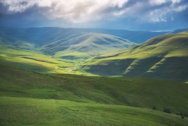 Dağ yeşili vadi güneşi. Doğa kara sapı..
