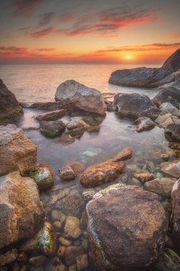 Güzel doğa deniz manzarası kompozisyonu. Denizde gün batımı.