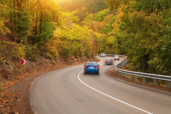 秋の道路上の車 自然と旅のシーン — ストック写真