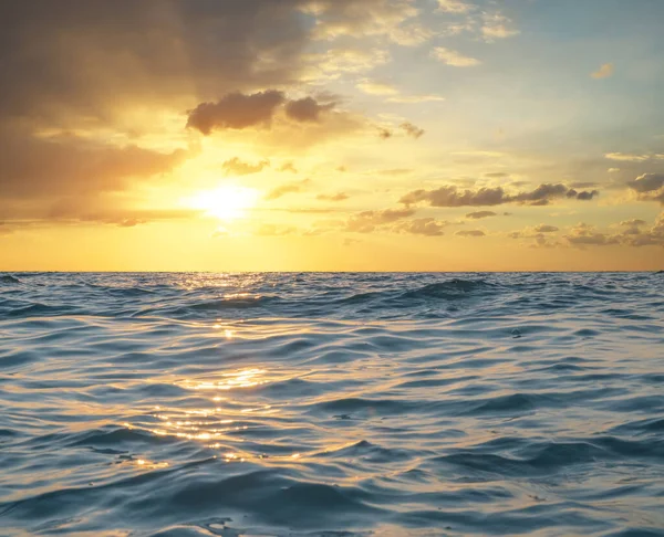Havet Vågor Närbild Låg Vinkel Visa Solnedgång Skott Vacker Natur — Stockfoto