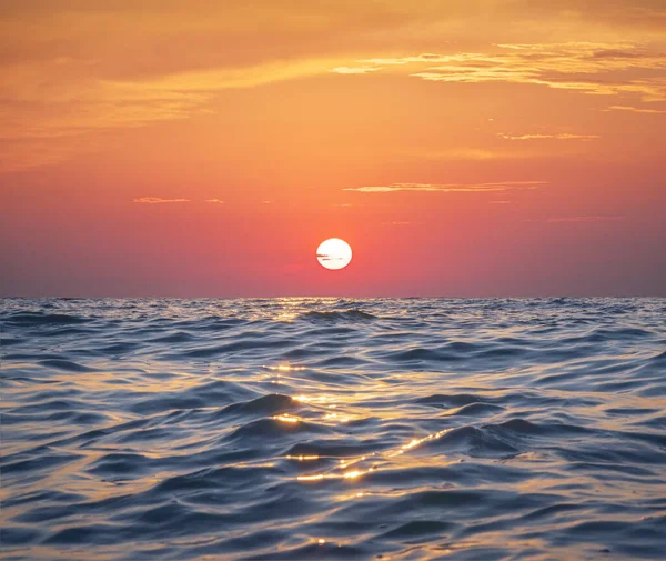 Zee Golven Laag Hoekzicht Tijdens Zonsondergang Prachtige Natuur Samenstelling — Stockfoto
