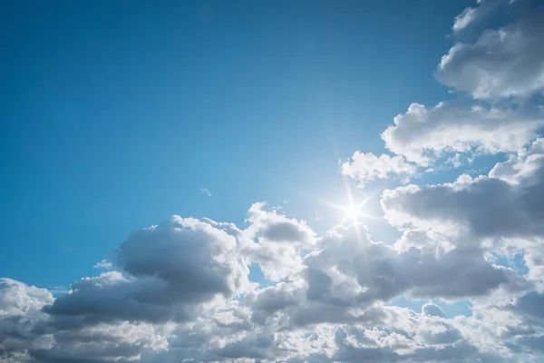 深蓝色的天空和夏日的太阳 大自然的逃避 — 图库照片