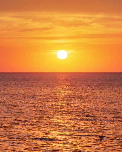 海面下の大きな黄色の太陽と明るい夕日 — ストック写真